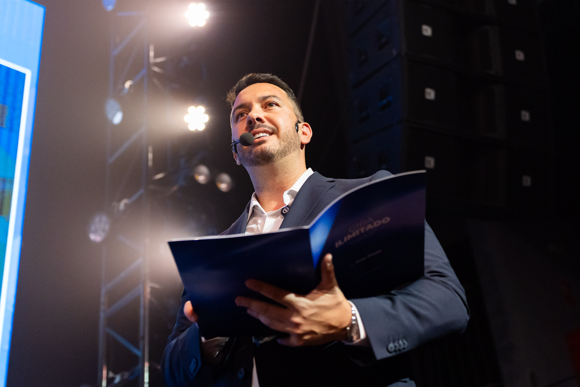 Fran Tirado, CEO de Buve Invest, en un escenario durante un evento de inversión